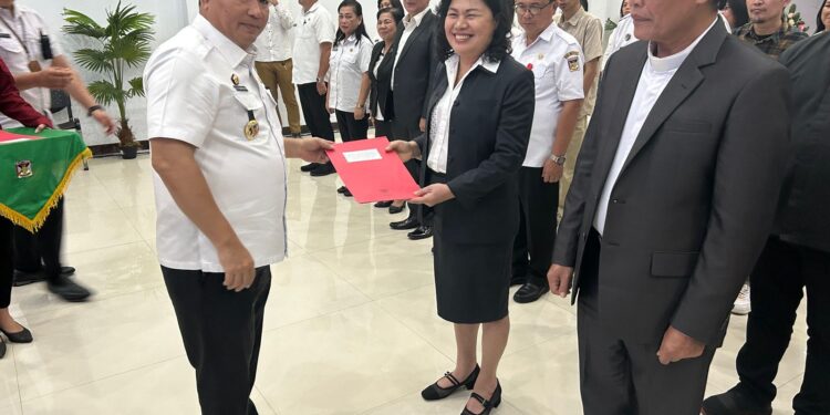 Pj Bupati Kumendong Lantik Pengurus BKSAUA dan LPPD Minahasa Periode 2024-2028
