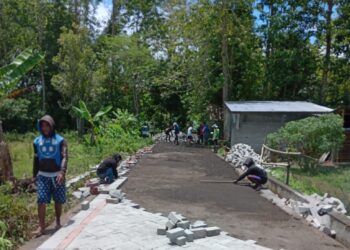 Pemdes Wasian Bangun Jalan Desa Paving Block