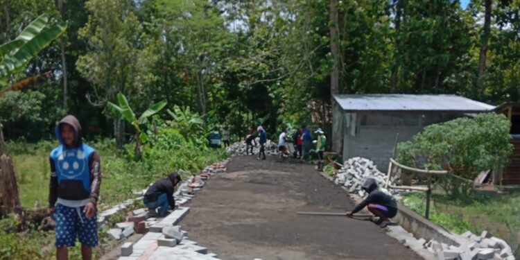 Pemdes Wasian Bangun Jalan Desa Paving Block