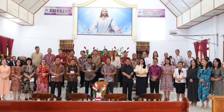 Bupati dan Sekda Minahasa Dampingi Gubernur Olly Dalam Ibadah Pentahbisan Pastori 3 GMIM Eben Heazer Ampreng
