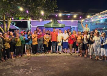 Wah! Puluhan Warga Tombatu Dua Barat Kerumuni Ronald Kandoli dan Istri, Ada Apa?