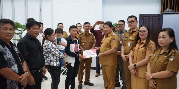 Warga Kena Musiba Kebakaran dan Anak Stunting Di Minahasa Terima Bantuan