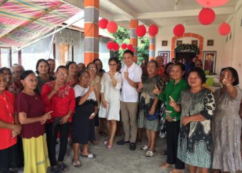 Hadiri Undangan Di Desa Bentenan, Ronald Kandoli Didampingi Istri Tercinta