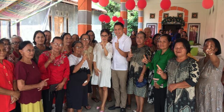 Hadiri Undangan Di Desa Bentenan, Ronald Kandoli Didampingi Istri Tercinta