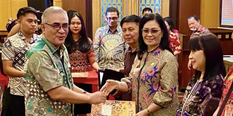 Wakili Bupati Minahasa, Sekda Watania Terima Penghargaan Dari LKPP RI