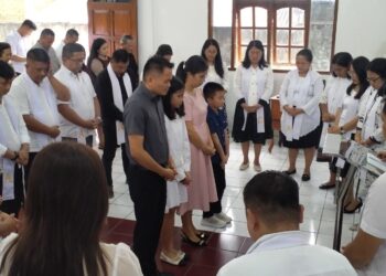 Keluarga Ronald Kandoli – Antou Beribadah Bersama Dengan Jemaat Humilir Wawali Pasan