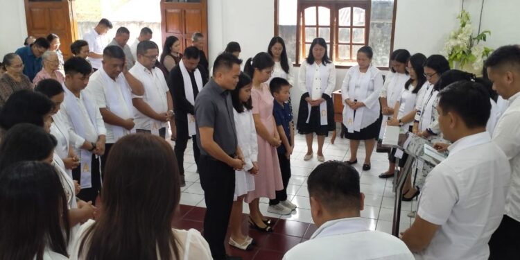 Keluarga Ronald Kandoli – Antou Beribadah Bersama Dengan Jemaat Humilir Wawali Pasan