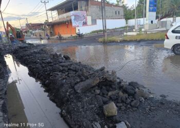 Jalan Rusak di Depan SPBU Tombatu Mulai Diperbaiki, Remly Kandoli : Terima Kasih Pemprov Sulut