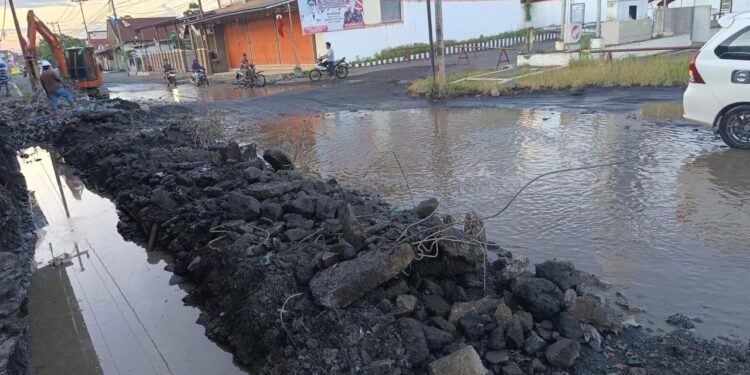 Jalan Rusak di Depan SPBU Tombatu Mulai Diperbaiki, Remly Kandoli : Terima Kasih Pemprov Sulut