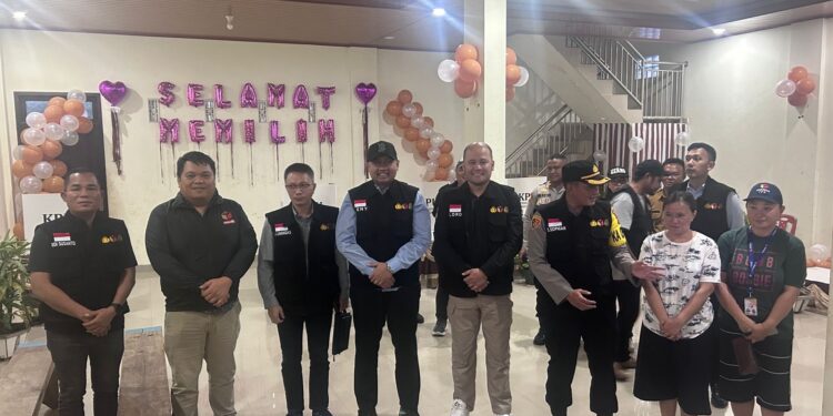 Jelang Hari Pencoblosan Bawaslu Minahasa dan Centra Gakkumdu Tinjau Kesiapan TPS