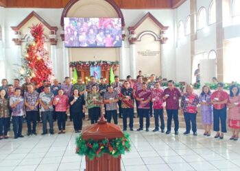 Pemkab Minahasa Beribadah Natal di GMIM Riedel Wawalintouan