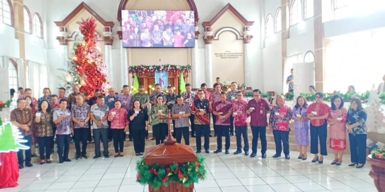 Pemkab Minahasa Beribadah Natal di GMIM Riedel Wawalintouan