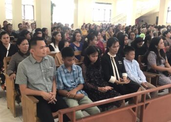 Keluarga Kandoli-Antou Beribada Minggu Adven Pertama di GMIM Anugerah Lowu Satu