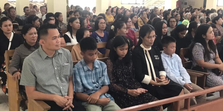 Keluarga Kandoli-Antou Beribada Minggu Adven Pertama di GMIM Anugerah Lowu Satu 