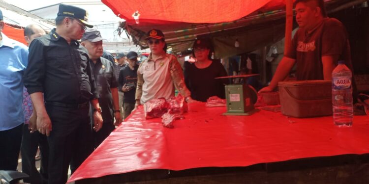 Pastikan Stabilitas Harga Jelang Hari Raya, Pj Bupati Tendean Ajak Forkopimda Minahasa Sidak Pasar 