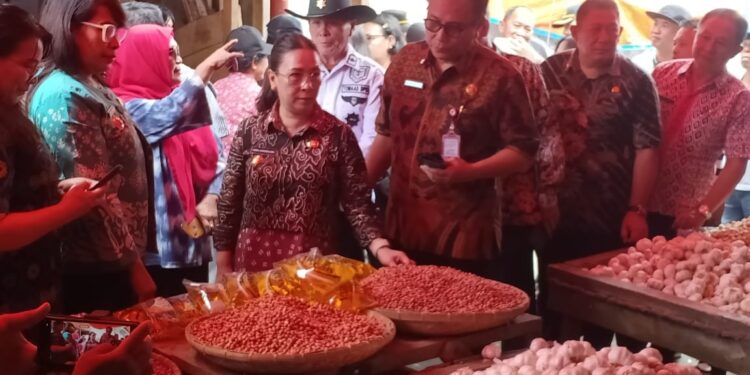 Turun Lapangan, Wabup Vanda Sarundajang Sidak Pasar Baru Langowan