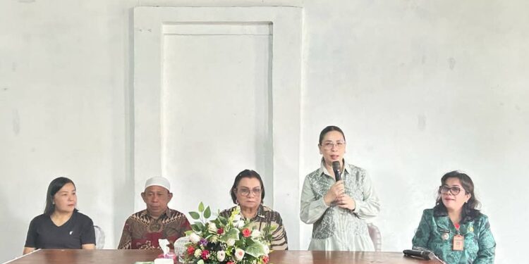 Wabup Minahasa Vanda Sarundajang Dampingi Anggota DPD RI Adriana Dondokambey Kunker di Kawangkoan