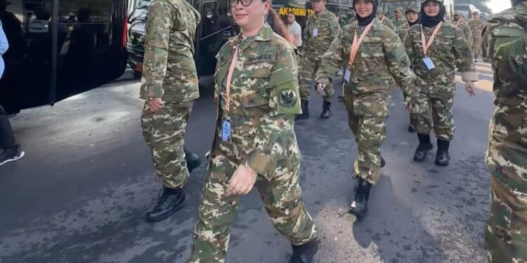 Gunakan Seragam Komcad, Wakil Bupati Minahasa Vanda Sarundajang Ikut Retret di Akmil Magelang