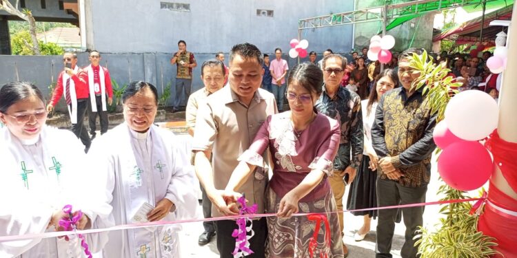 Didampingi Istri, Bupati Ronald Kandoli Resmikan Gedung ‘Sunday School’ Serta Gereja Ramah Anak