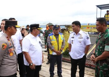 Bupati Minahasa Dampingi Gubernur Sulut dalam Karya Bakti Pembersihan Eceng Gondok di Danau Tondano