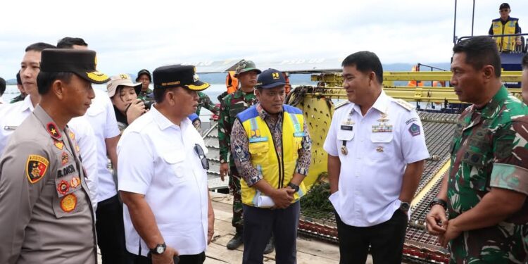 Bupati Minahasa Dampingi Gubernur Sulut dalam Karya Bakti Pembersihan Eceng Gondok di Danau Tondano
