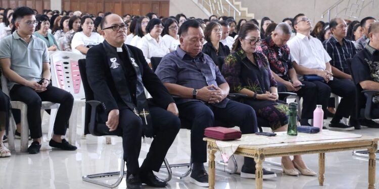 Bersama Istri, Bupati Robby Ikuti Ibadah Doa Puasa Aras Sinode GMIM 