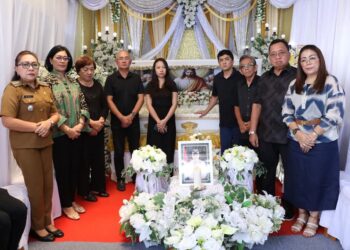 Turut Bedukacita, Bupati Bersama Istri Serta Sekda Minahasa Melayat Atas Meninggalnya Almh Ibu Johana L.T.E Rawung