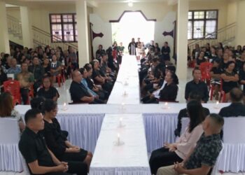 Bersama Istri, Bupati Ronald Kandoli Peringati Hari Raya Jumat Agung di GMIM Anugerah Lowu Satu