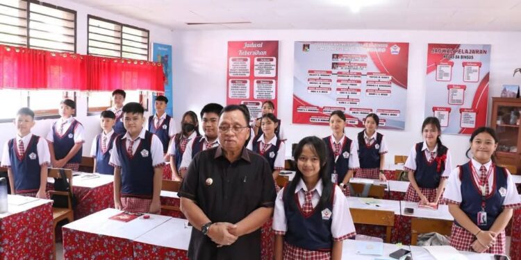 Bupati Robby Pantau Proses Pembelajaran di SMP N 4 Tondano