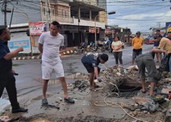 Bupati Mitra Ronald Kandoli Kerahkan Alat Berat Atasi Drainase Penyebab Banjir di Ratahan