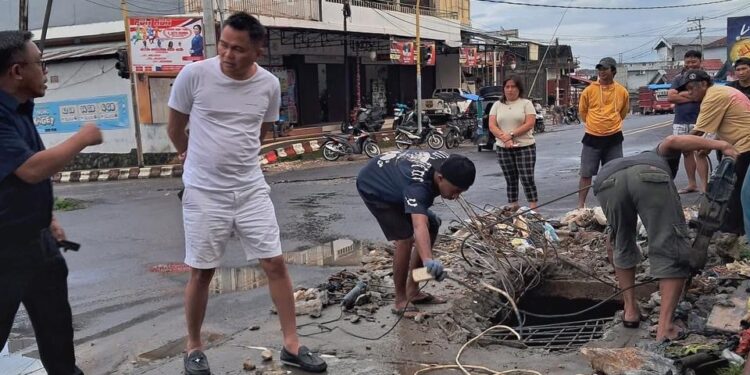 Bupati Mitra Ronald Kandoli Kerahkan Alat Berat Atasi Drainase Penyebab Banjir di Ratahan