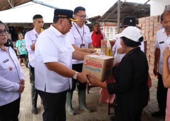 Bupati Robby dan Wabup Vanda Serahkan  Langsung Bantuan Sembako Kepada Korban Banjir 