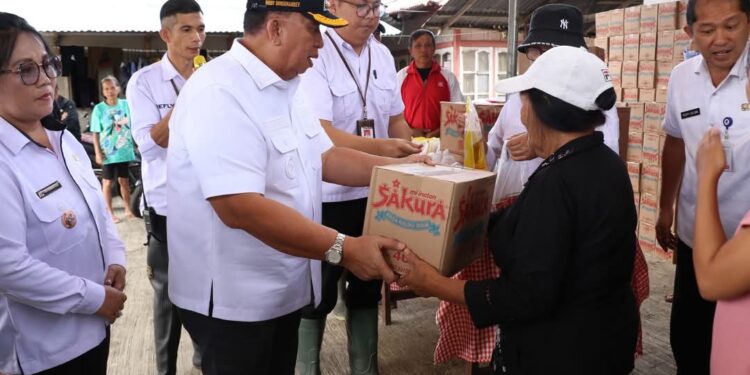 Bupati Robby dan Wabup Vanda Serahkan  Langsung Bantuan Sembako Kepada Korban Banjir 