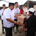 Bupati Robby dan Wabup Vanda Serahkan  Langsung Bantuan Sembako Kepada Korban Banjir 