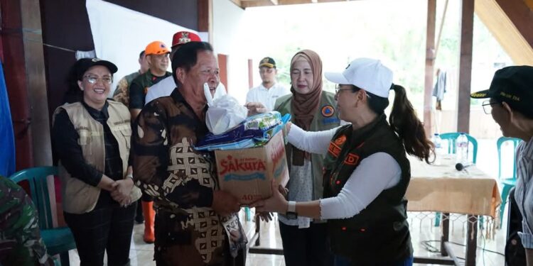 Wabup Vanda Sarundajang Tinjau Lokasi Pengungsian dan Salurkan Bantuan Sosial korban Bencana di Kakas dan Romboken