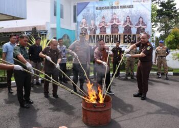 Hadiri Pemusnahan Barang Bukti Di Kejari Minahasa, Bupati Robby Dukung Penuh Program Penanganan Hukum Oleh APH