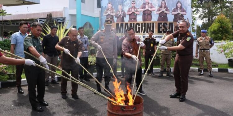 Hadiri Pemusnahan Barang Bukti Di Kejari Minahasa, Bupati Robby Dukung Penuh Program Penanganan Hukum Oleh APH
