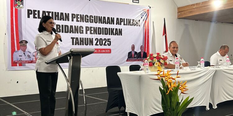 Buka Kegiatan Pelatihan Penggunaan Aplikasi Bidang Pendidikan, Sekda Watania Ingatkan Terkait Pengelolaan Dana BOS