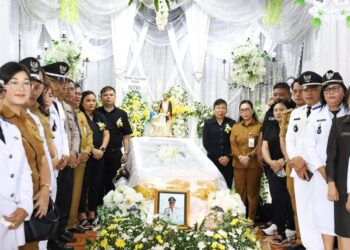 Wakil Bupati Minahasa Vanda Sarundajang Hadiri Ibadah Pemakaman Hukum Tua Desa Lemoh Alm. Ilidius Walewangko