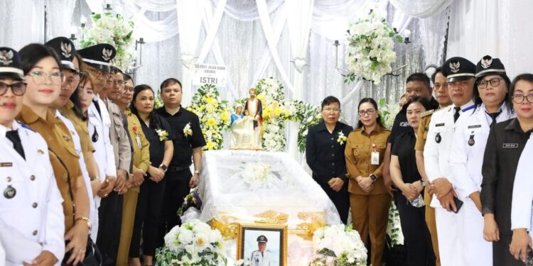 Wakil Bupati Minahasa Vanda Sarundajang Hadiri Ibadah Pemakaman Hukum Tua Desa Lemoh Alm. Ilidius Walewangko