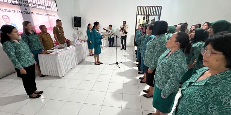 Dihadiri Bupati Kandoli, Stefa Antou Lantik Pengurus TP-PKK Desa Se- Kecamatan Posumaen 