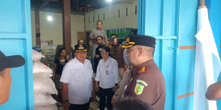 Sidak di Langowan, Bupati Robby Sebut LPG 3Kg Serta Pupuk Sumsidi Masih Normal