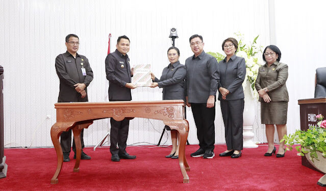 Hadiri Paripurna Dewan, Bupati Ronald Kandoli Apresiasi Pansus LKPJ 2024