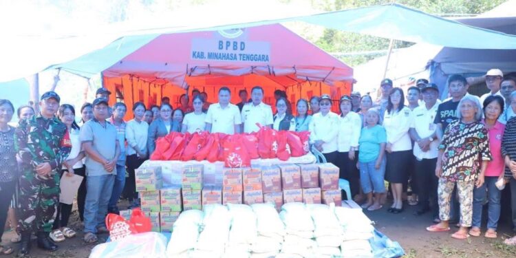 Kunjungi Warga Terkena Bencana Di Desa Lowatag, Bupati dan Wabup Mitra Serahkan Bantuan