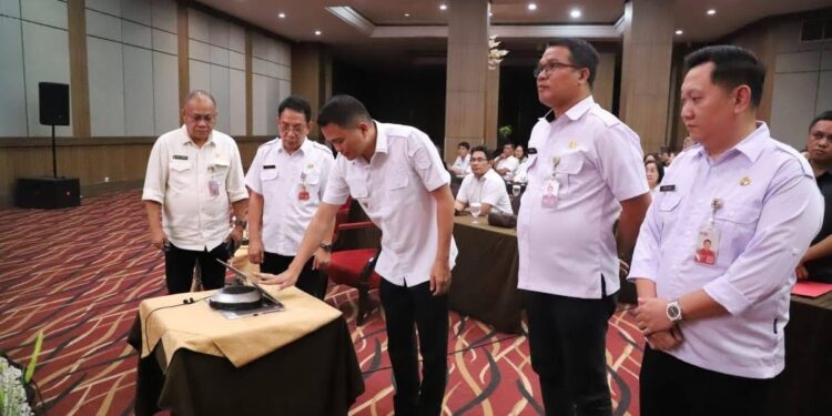 Kunjungi Warga Terkena Bencana Di Desa Lowatag, Bupati dan Wabup Mitra Serahkan Bantuan