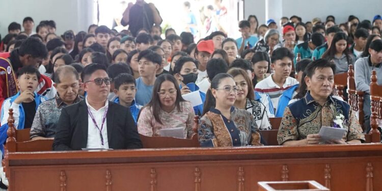 Wabup Vanda Sarundajang Ikuti Ibadah Pembukaan HPR GMIM Wilayah Kawangkoan Sekaligus Melepas Lomba Gerak Jalan