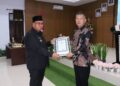 Kepsek SMP N 4 Tondano Melky Palilingan Terima Penghargaan Dari Polres Minahasa
