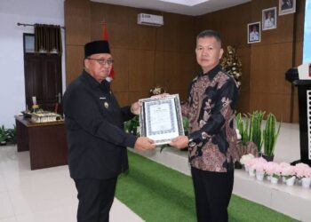 Kepsek SMP N 4 Tondano Melky Palilingan Terima Penghargaan Dari Polres Minahasa