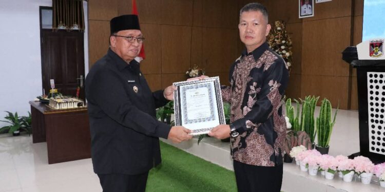 Kepsek SMP N 4 Tondano Melky Palilingan Terima Penghargaan Dari Polres Minahasa