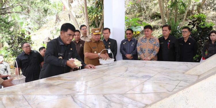 Bupati Minahasa Robby Dondokambey Dampingi Gubernur Sulut Ziarah di Makam Pahlawan Nasional Dr. G.S.S.J. Ratulangie